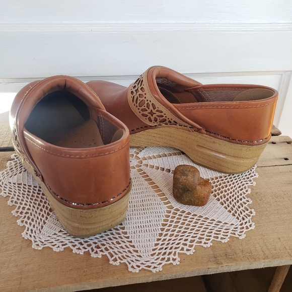 🌾Dansko Honey Clogs•Rustic Cottage•Western Tooled Belt•Tan•EU37/ 6.5-7 US - Picture 7 of 15